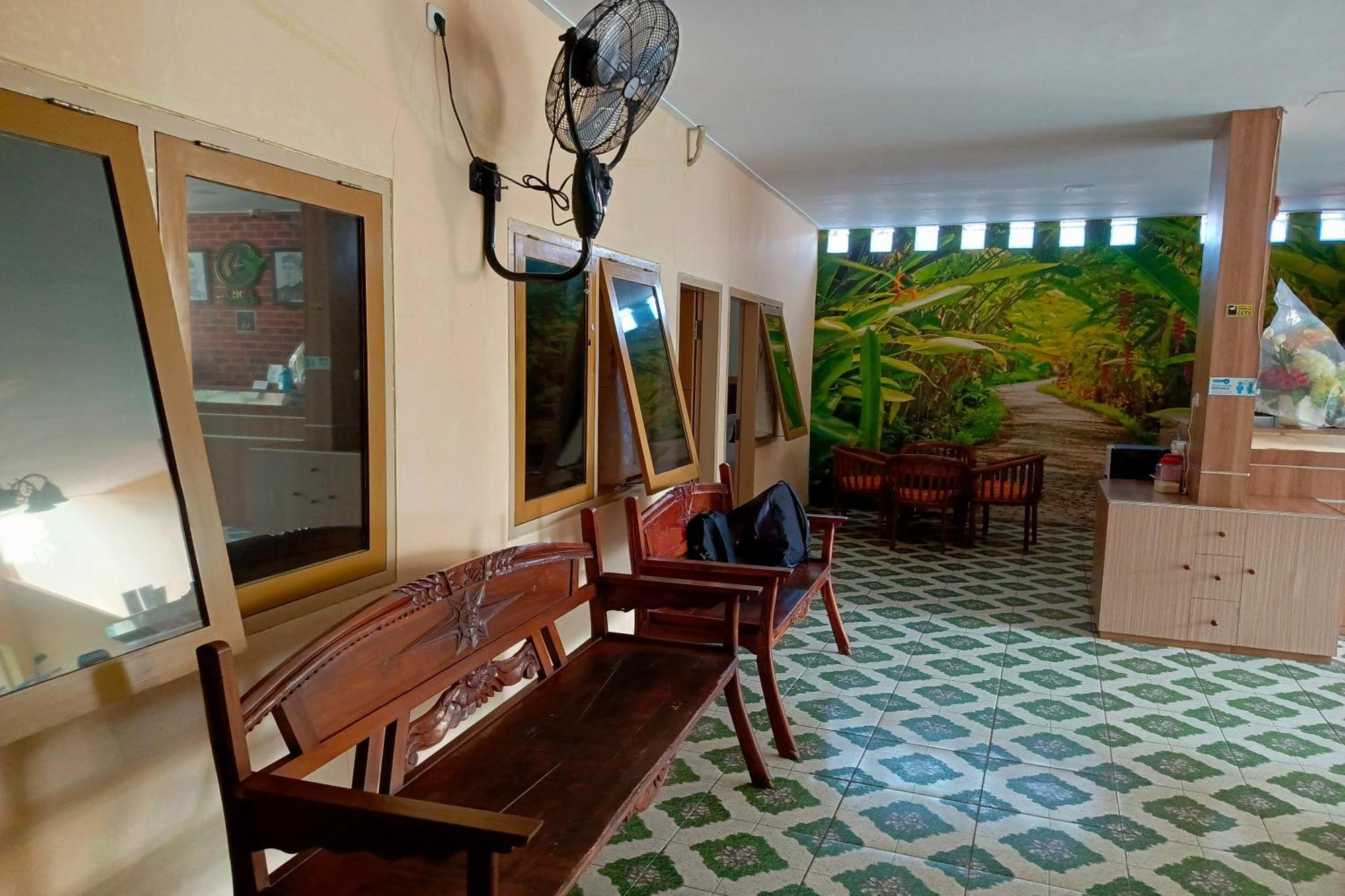 Adisa Homestay Malang Buitenkant foto