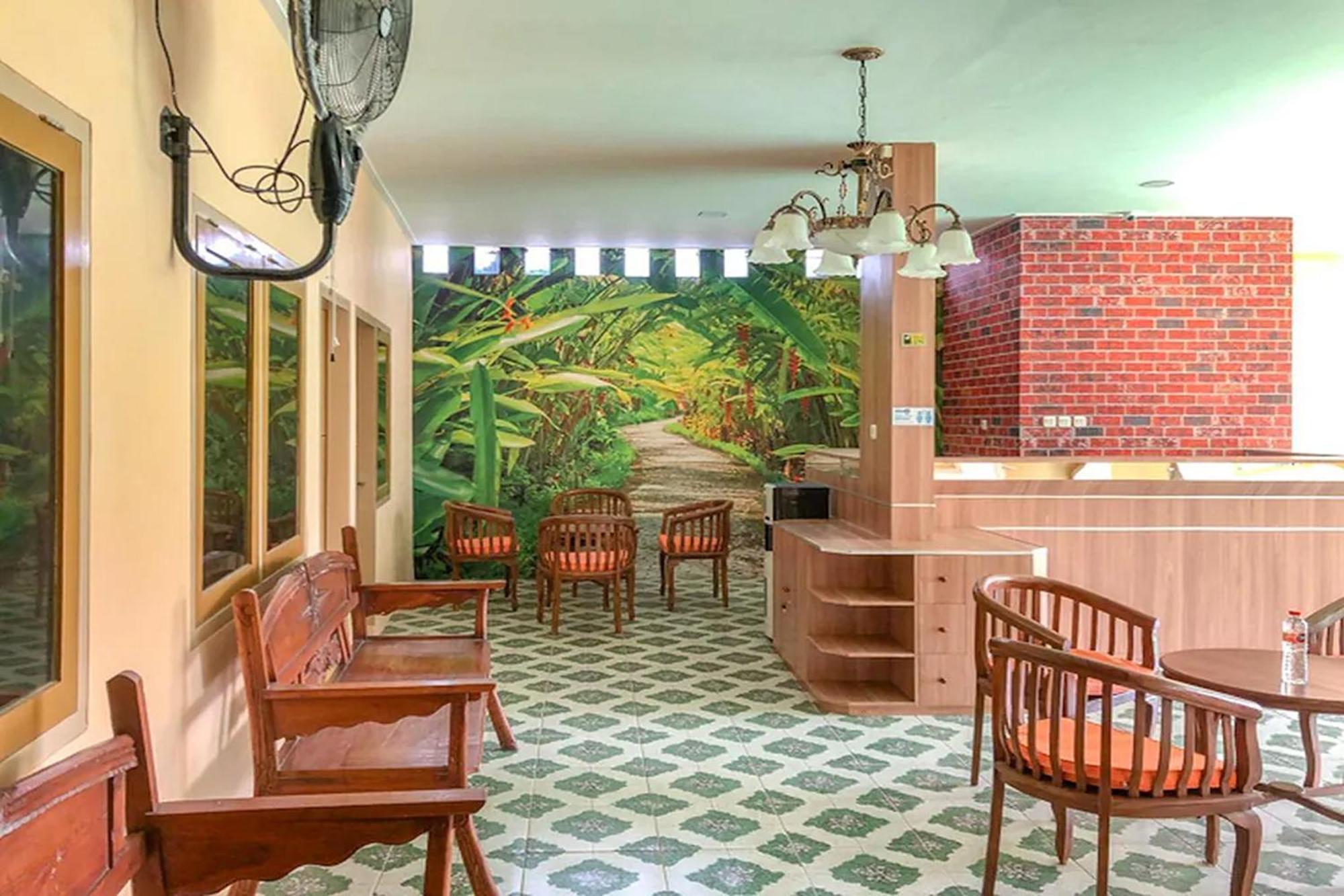 Adisa Homestay Malang Buitenkant foto